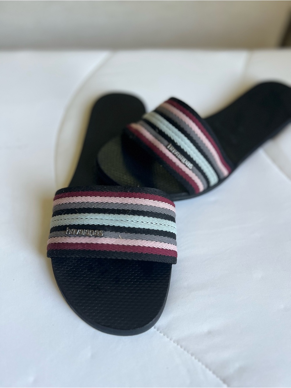Havaianas Black Slide Sandals with Pink, Gray & Burgundy Stripes size 41/42